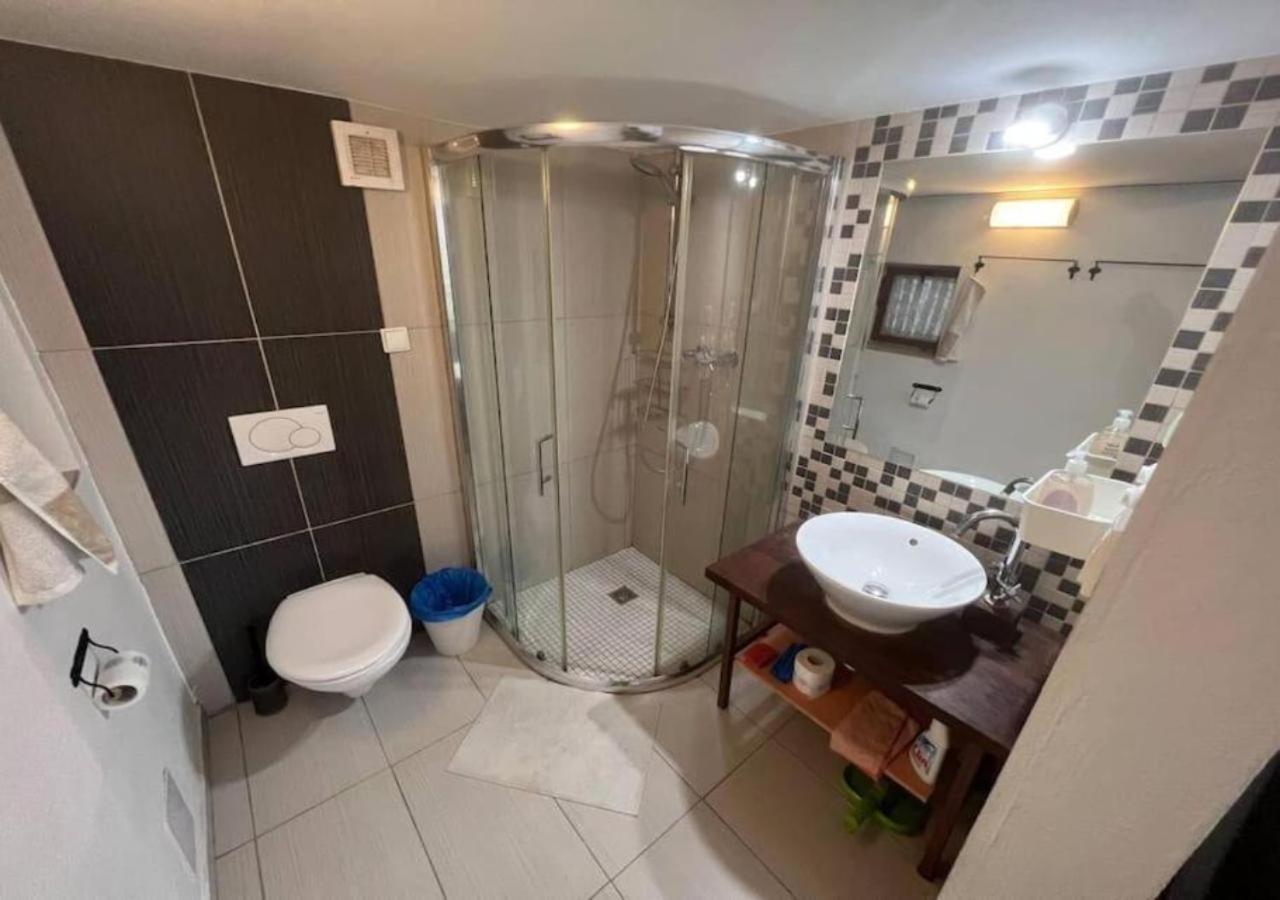Netradicny Apartman V Centre Братислава Екстер'єр фото