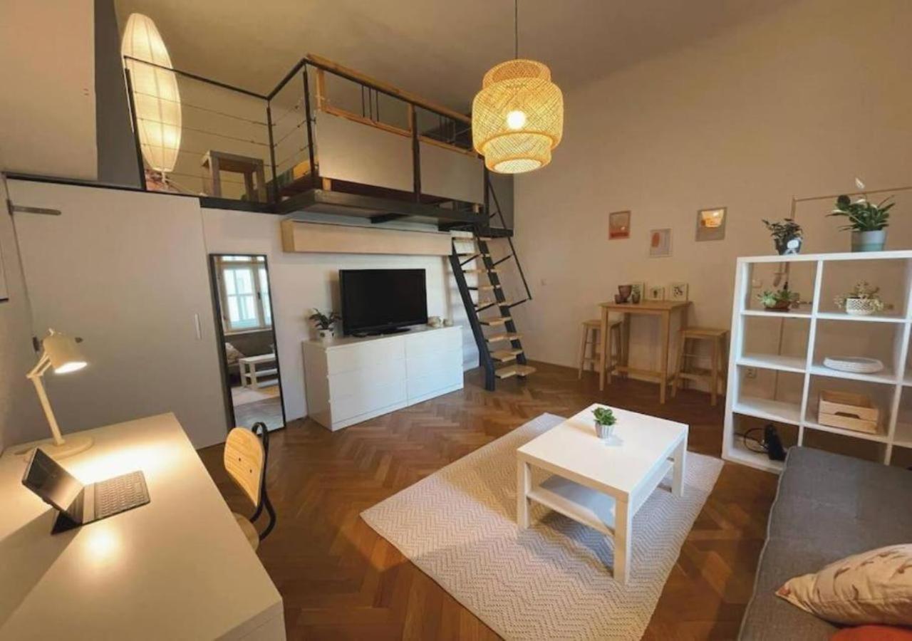 Netradicny Apartman V Centre Братислава Екстер'єр фото